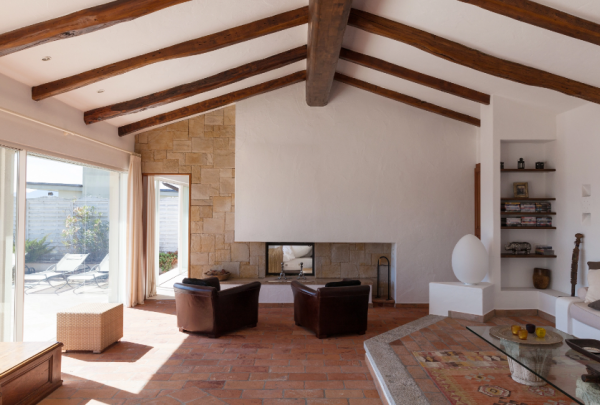 Plafon Tinggi dengan Struktur Pipa Terbuka